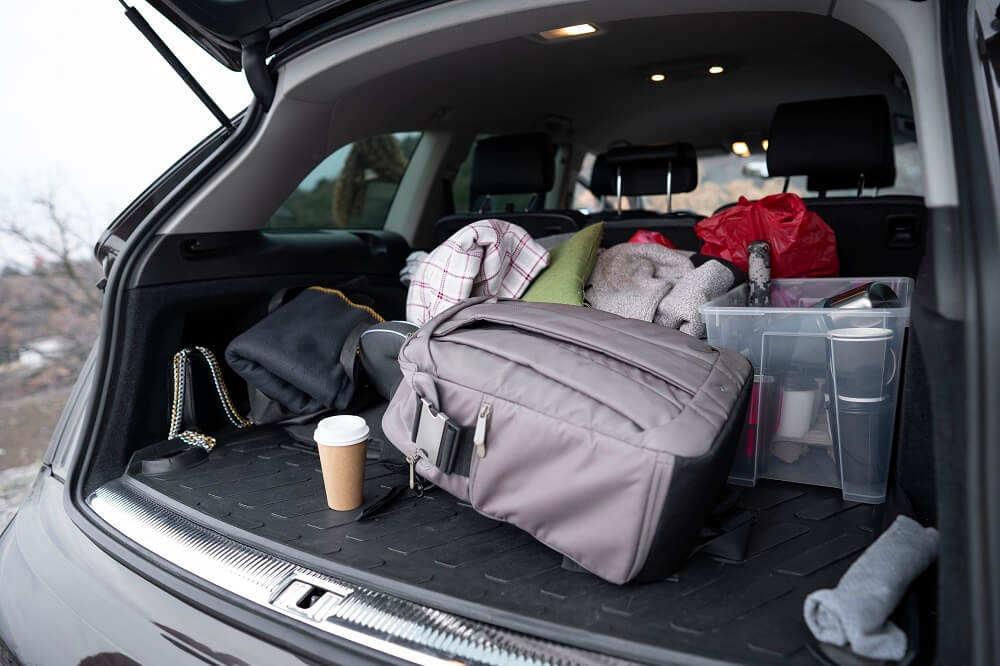 La red de equipaje dentro del maletero del coche moderno